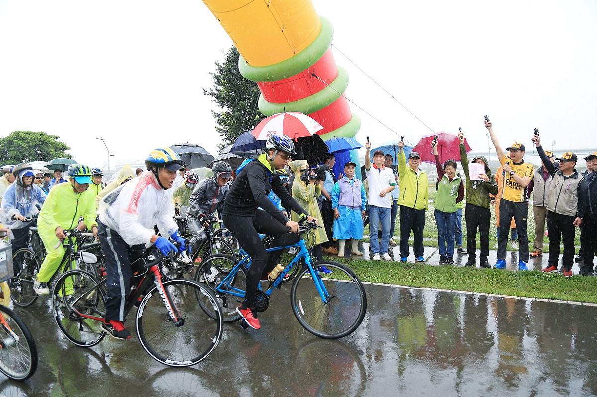 新北市八里龜馬山真慶宮今（15）天舉辦「2018單車騎上龜馬山」活動，吸引上千位車友一同參與。 圖/新北市政府提供