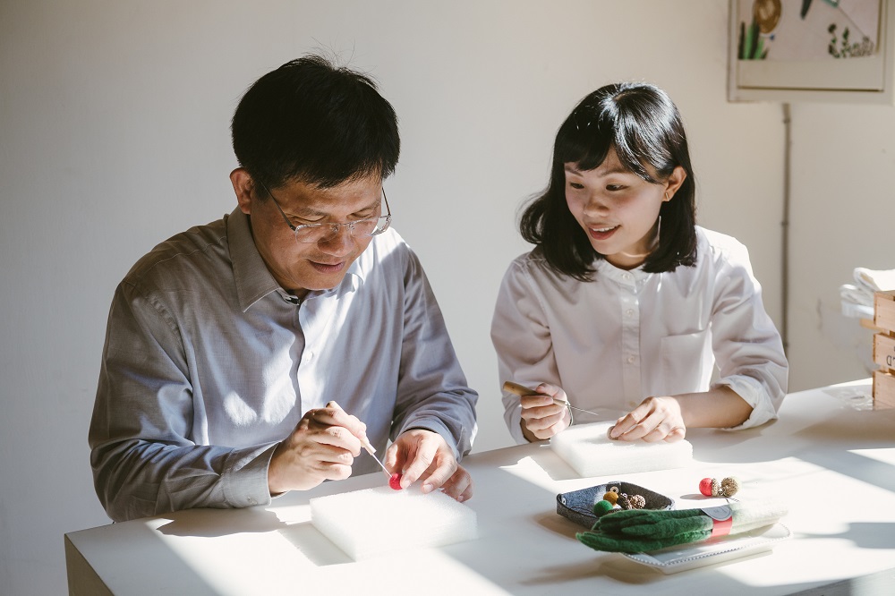 林佳龍向林郁青學習製做羊毛氈。 台中市政府/提供