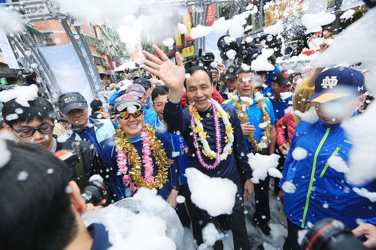前總統馬英九和新北市長朱立倫「濕身」接受民眾潑水祝福。 圖: 新北市政府/提供