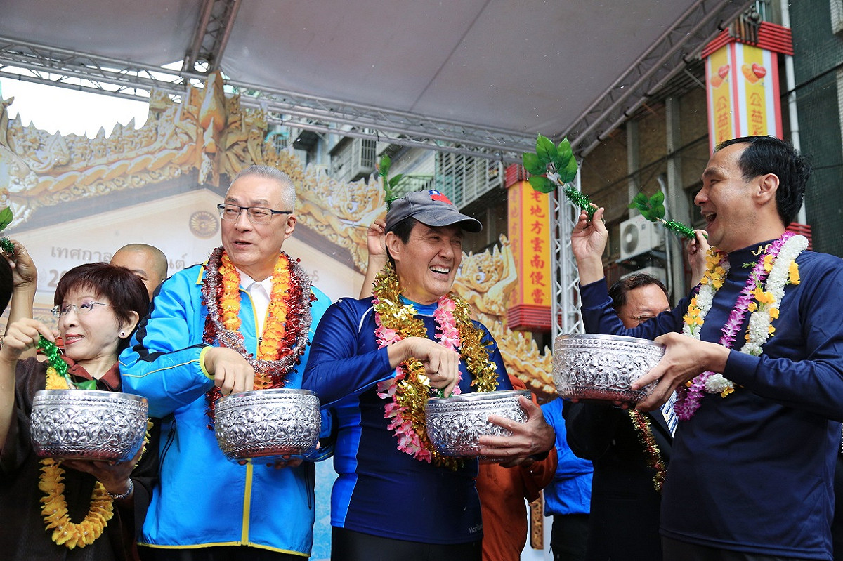 朱立倫、馬英九、吳敦義與緬甸高僧一同進行灑淨儀式，為民眾祈福。 圖: 新北市政府/提供