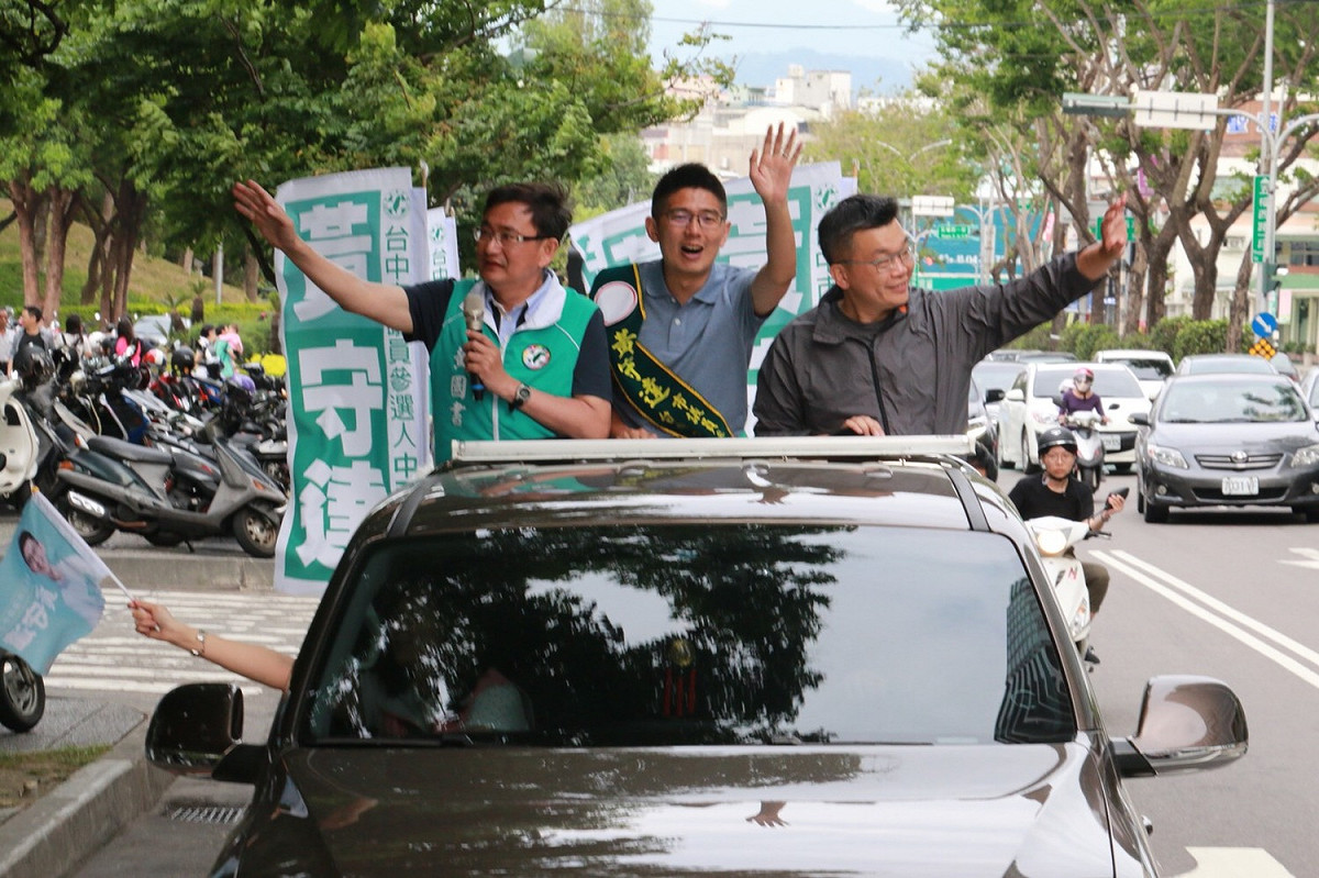 蔡其昌、黃國書陪同黃守達車隊掃街。 蔡其昌辦公室/提供