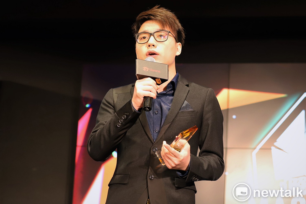 今（15）日《英雄聯盟》台港澳LMS聯賽進行了「榮耀時刻」的頒獎，GRX奪得了最佳後勤團隊獎，GRX由教練Toyz代表上台領獎，接過麥克風後，Toyz先是感謝了隊伍後勤，然後更勉勵LMS所有隊伍，要大家一起重返榮耀。 圖：蔡幸秀/攝