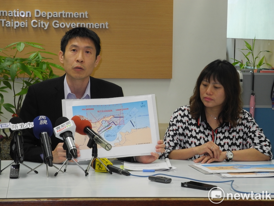 新北市農業局副局長顏已喨（左）、漁業處長汪昭華出示3張圖示，解釋拒絕台電要求縮減「瑞芳水產動植物繁殖保育區」的過程。 圖：王峻昌/攝