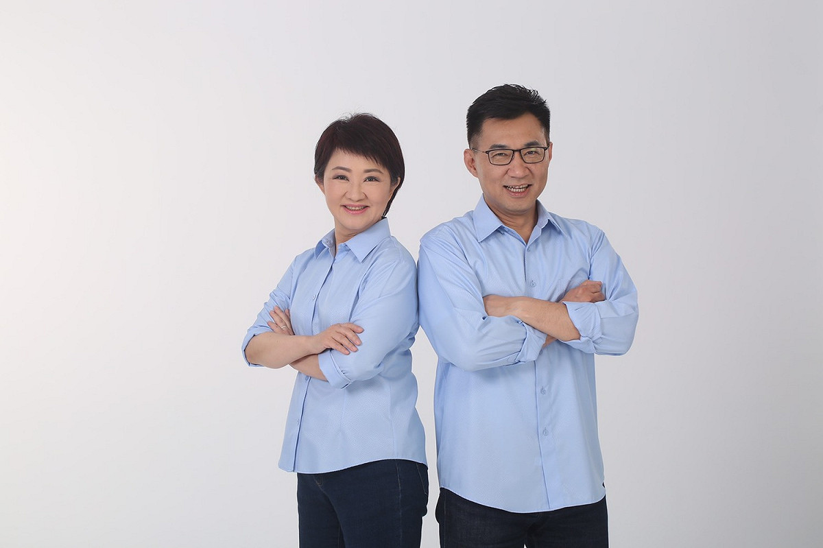 盧秀燕江啟臣合拍「我們布一樣」的宣傳照。 圖：盧秀燕辦公室/提供