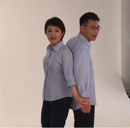 兩人拍照前「熱身」時，還先手牽手。 圖：盧秀燕辦公室/提供