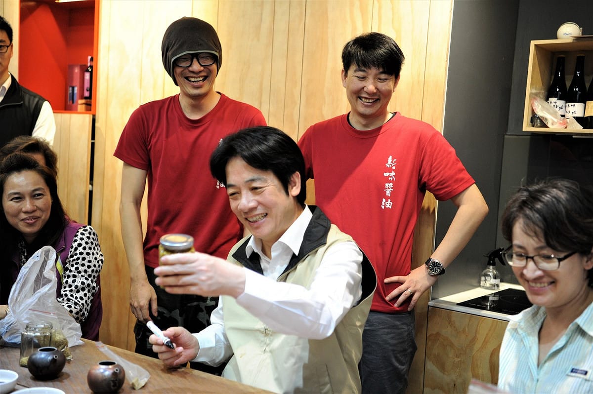 行政院長賴清德今天下午再特別表示，其中有關兩岸關係的部分，主要在釐清日前遭扭曲內容。至於在兩岸政策上，政府的立場一致，就是「維持現狀」。圖為賴揆參訪花蓮新味醬油食品廠。 圖：翻攝自行政院網站