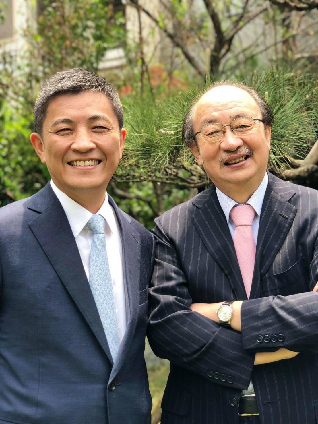 柯建銘（右）感謝鄭宏輝（左）任勞任怨、認真負責，解決任何地方疑難雜症，「讓我無後顧之憂，同時磨練出成熟的政治人物應有的態度及視野」。 圖：翻攝自柯建銘臉書