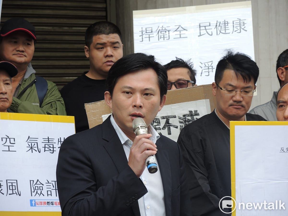 黃國昌認為，如果涉及慶富弊案的政客可以不必負責、全身而退，這樣的政府無法讓年輕人相信公平正義、看得到未來。 圖：新頭殼資料照