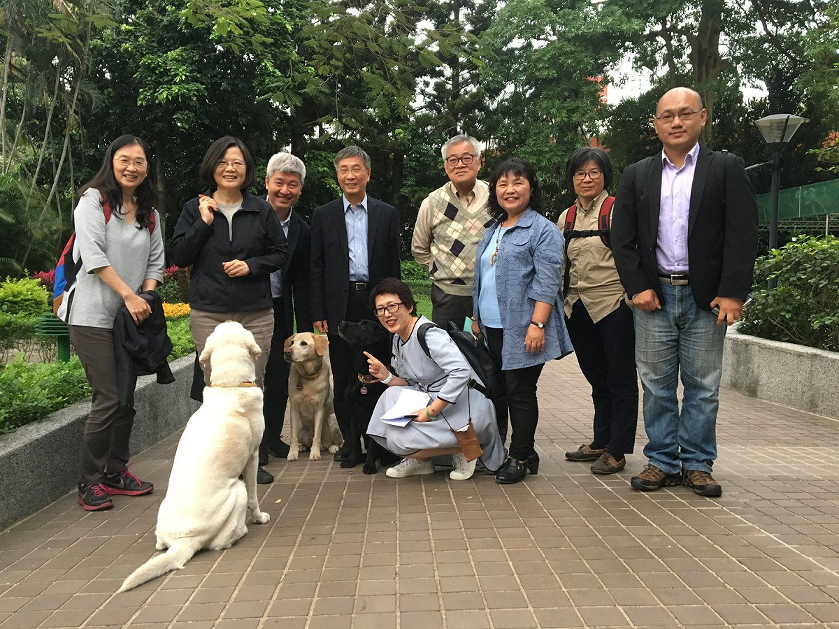 12個環保團體15日拜會總統蔡英文談環保議題，會後，環團也一同去看蔡英文領養三隻退役導盲犬與喵星人阿才。 圖：翻攝何宗勳臉書