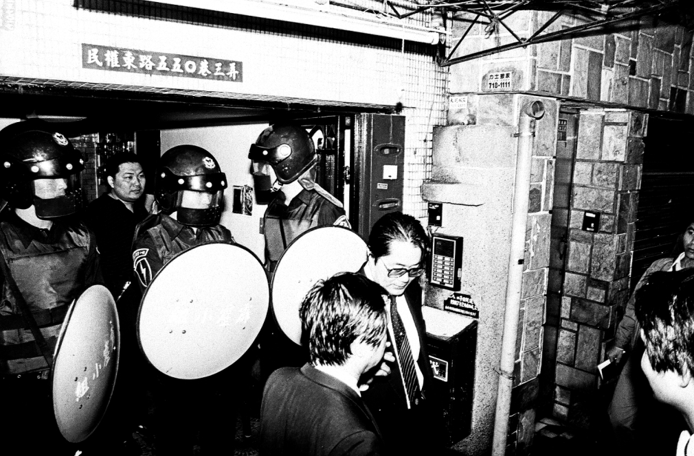1989年4月7日清晨，台北市中山分局刑事組長侯友宜率領霹靂小組，衝進自由時代雜誌社強行要拘捕鄭南榕，霹靂小組後面就是侯友宜。/政治影像工作者邱萬興攝。 圖：邱萬興/攝