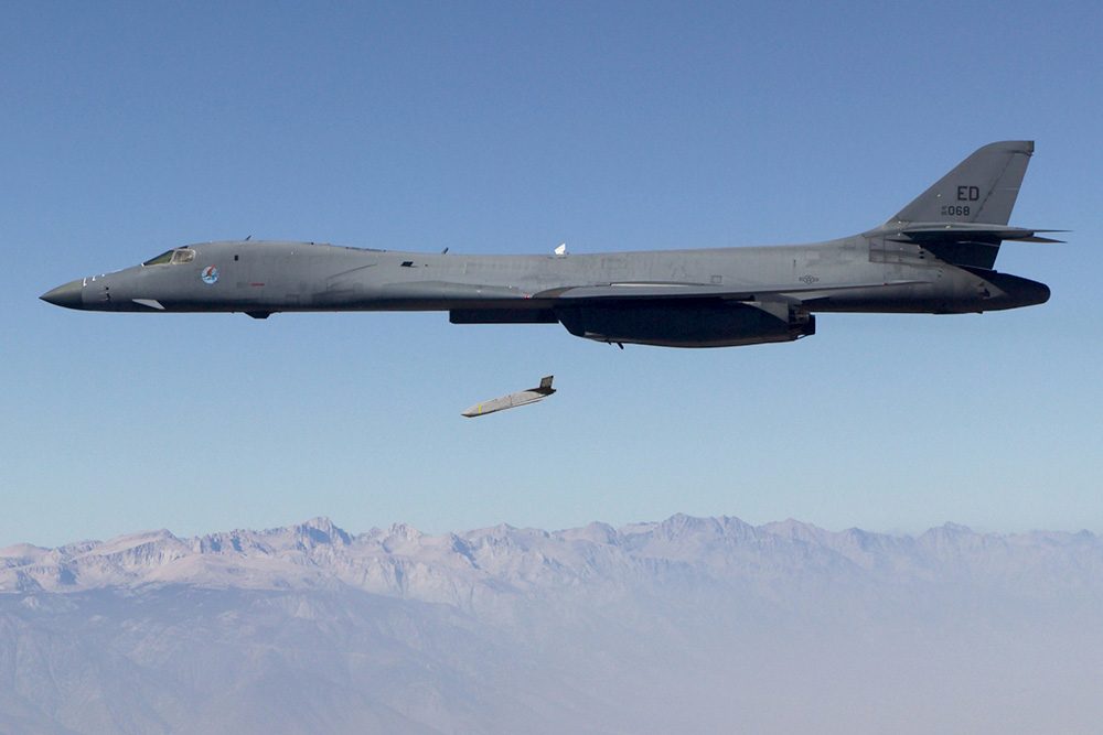 美國空軍使用的JASSM-ER隱形導彈，可以配備在B-1、B-2、B-52、F15等多種戰機上，戰鬥力驚人。 圖：翻攝洛克希德官網/美國空軍