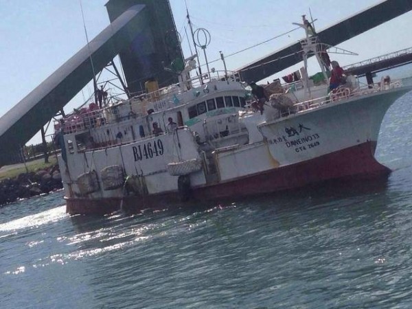 屏東東港籍「大鮪13」號今天近午行經印尼麻六甲海峽印尼領海時，遭印尼軍艦攔下登船檢查。 圖：新頭殼翻攝