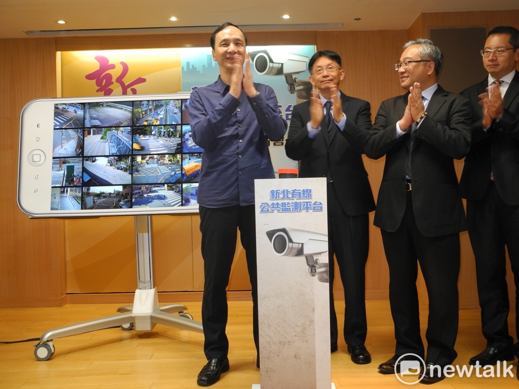 新北市政府結合13家有線電視系統業者，共同建置全國第一個全天候監測積淹水的「公共監測平台」，今天由朱立倫與有線電視業者共同啟用。 圖：王峻昌／攝