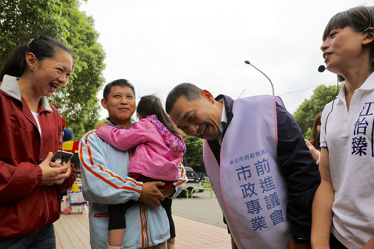 侯友宜最後對江怡臻傳授跑選舉訣竅，要會點頭、腰軟、手腳快以及嘴甜。 圖：侯友宜競選辦公室/提供
