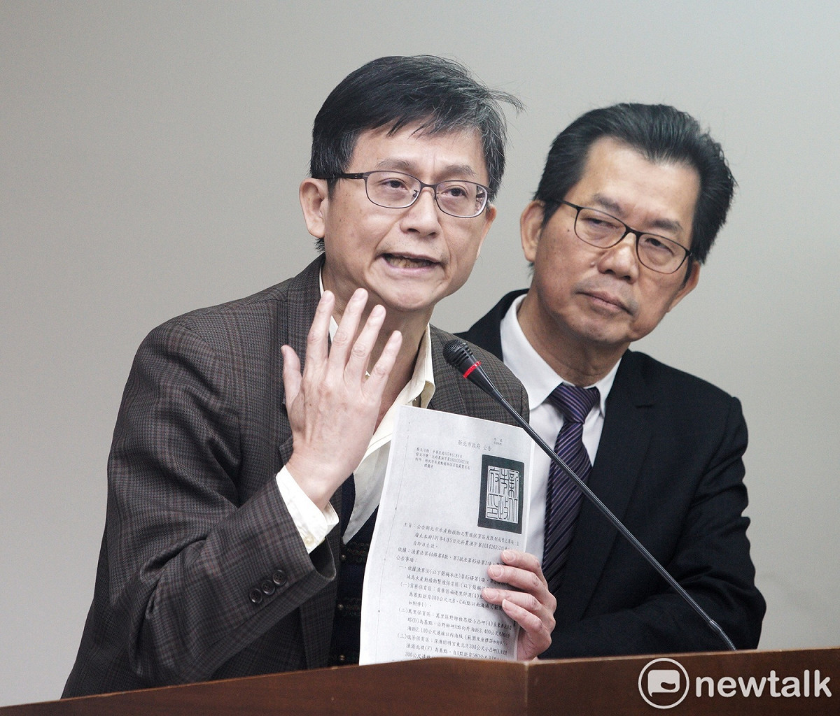 環保署副署長詹順貴（左）對新北市政府代表對於深澳電廠的說法表示「強詞奪理」。右為環保署長李應元。 圖：張良一/攝