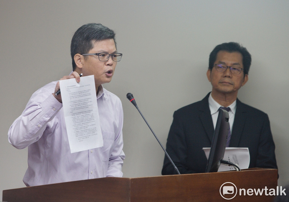 新北市政府環保局簡任技正孫忠偉（左）列席立院衛環委員會報告新北市對深澳電廠案的立場。右為環保署長李應元。 圖：張良一/攝