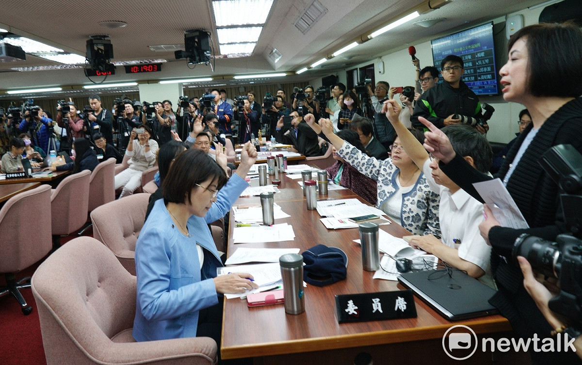 民進黨衛環委員會委員舉手反對新北市政府環保局簡任技正孫忠偉專案報告深澳電廠案。 圖：張良一/攝