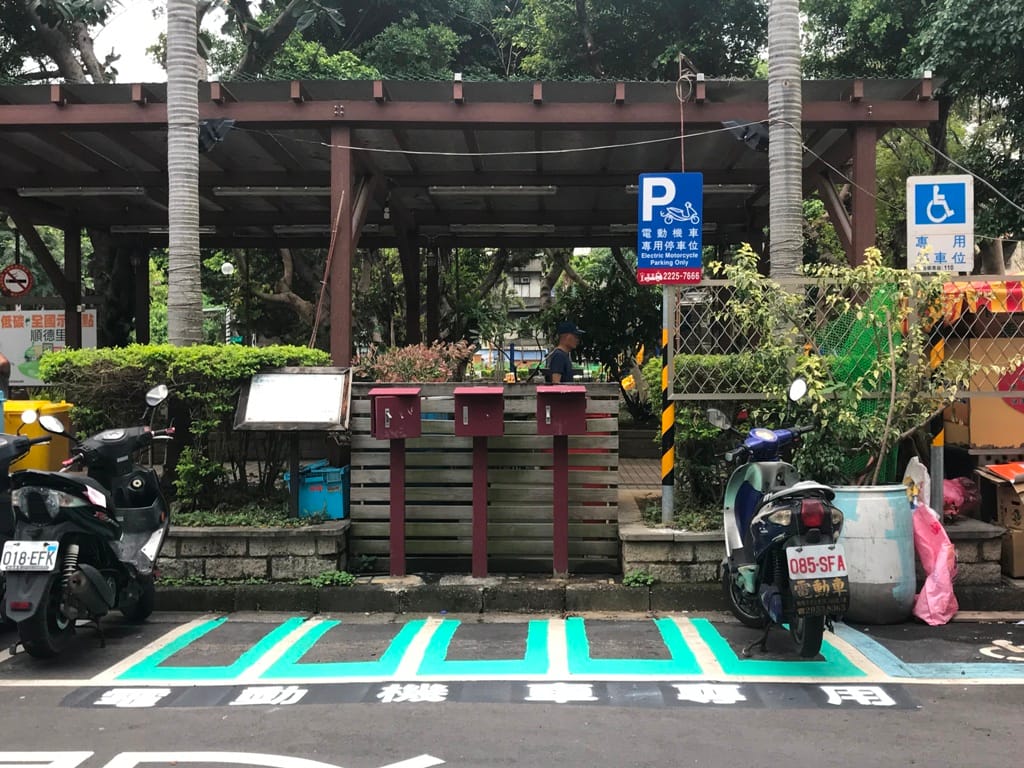 新北市交通局規劃路邊電動機車專用停車格，圖為三重區龍門路 274 巷（三德公園）。 圖：新北市交通局／提供