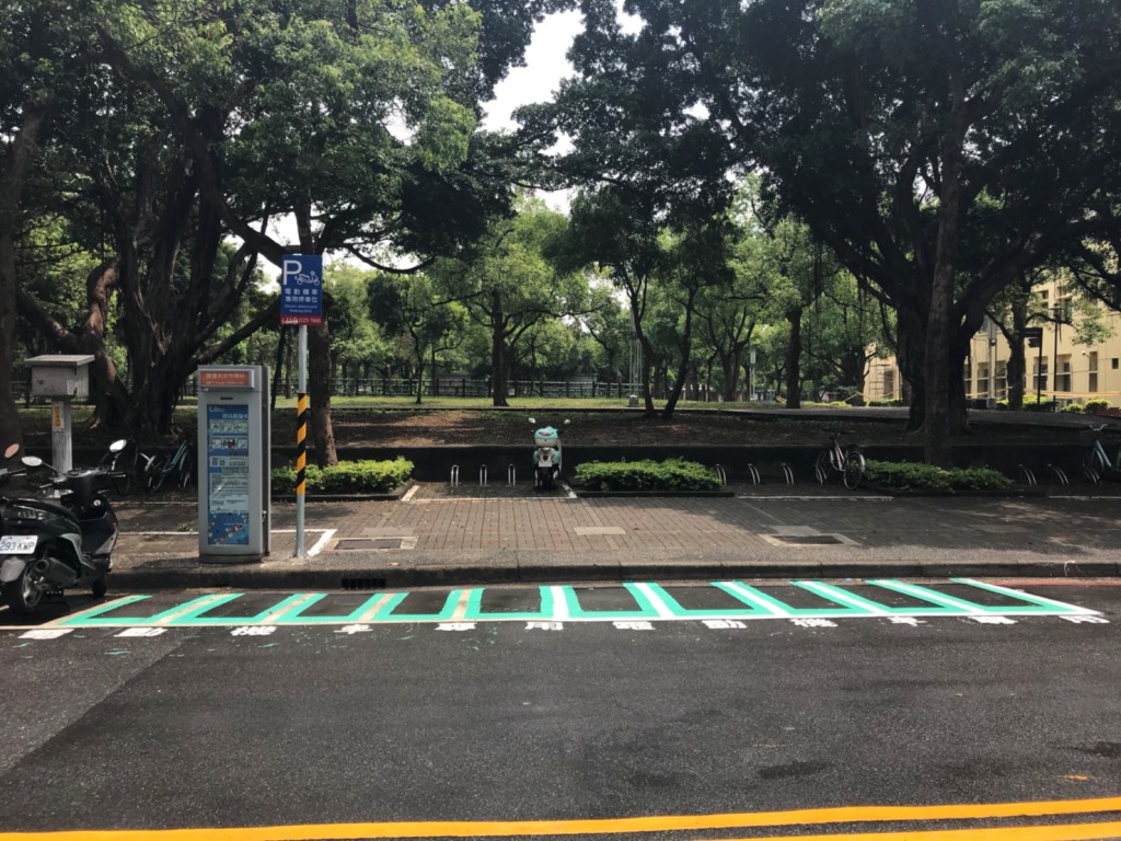 新北市交通局規劃路邊電動機車專用停車格，圖為中和區中安街 122 號 （永安市場）。 圖：新北市交通局／提供