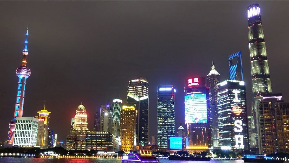 有近七成的台灣早鳥新鮮人想去中國工作。圖為上海市夜景。 圖 : 翻攝自youtube