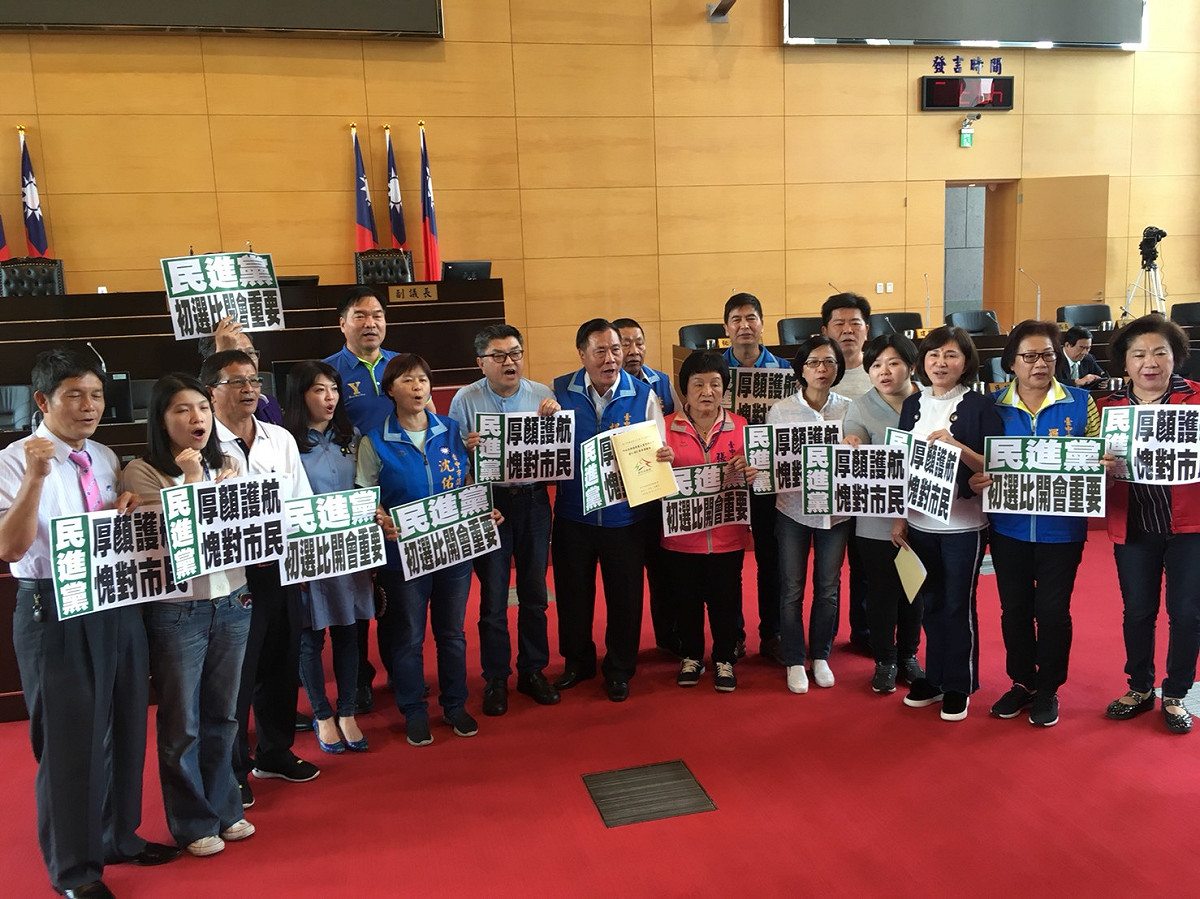 台中市議會國民黨團成員齊聚議事廳，譴責拒絕出席臨時會的民進黨團。 圖 : 台中市議會國民黨團/提供
