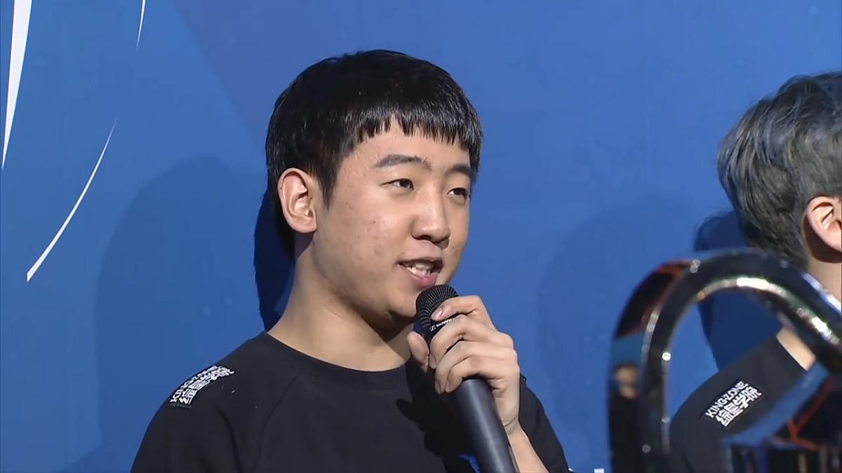 KZ上單Khan在賽後採訪霸氣表示：「全世界的上單選手，向我鞠躬低頭吧！」 圖：翻攝自 LCK 官方影片