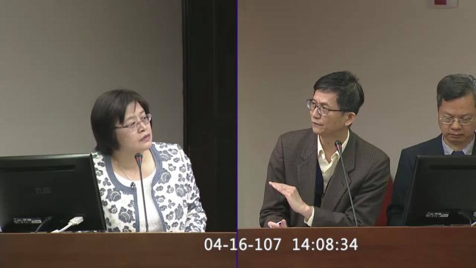 立院社福及衛環委員會今（16）天通過民進黨立委吳玉琴（左）等人的臨時提案，要求經濟部及台電應針對深澳電廠能否轉型為地熱發電廠，在6個月內做成可行性評估。 圖：翻攝直播畫面