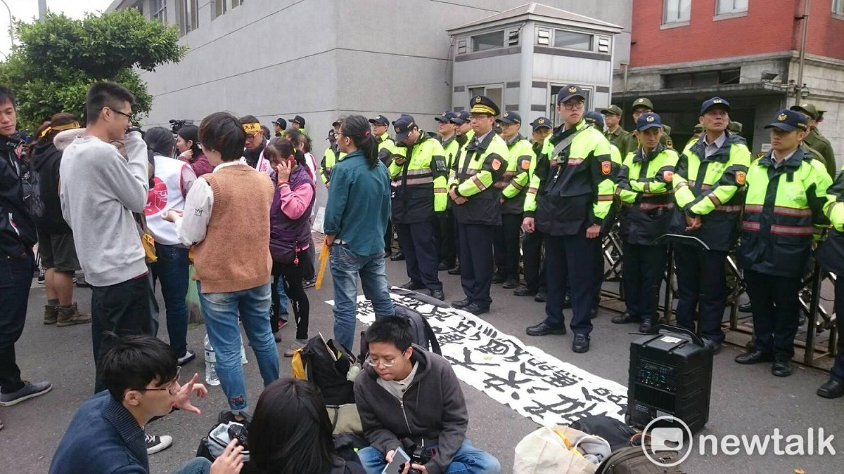 大觀自救會今(16)日上午11點集結於總統府側邊廣場進行抗議。 圖：林朝億/攝