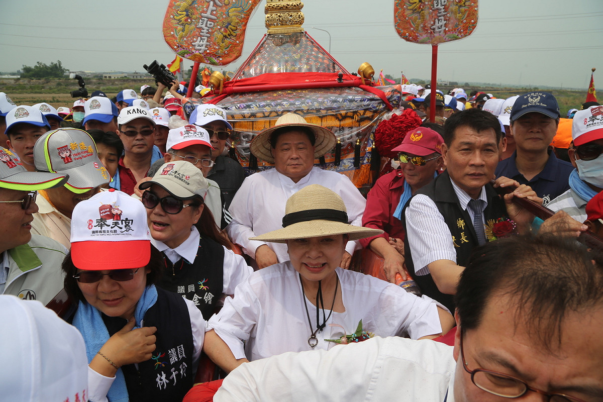 小花縣長幫媽祖扶駕。 圖：嘉義縣政府/提供
