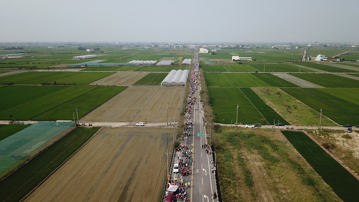 空拍一整條街畫面，信徒的隊伍延伸至整條街道。 圖：翻攝吳芳銘臉書