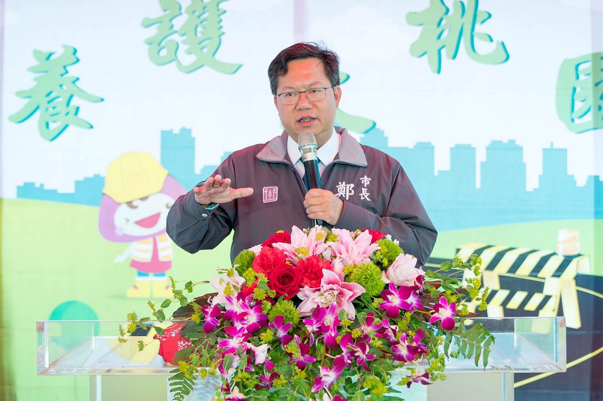 鄭文燦說，升格後，市府推動「路平計畫」，目前已累計更新130條道路，高標準施工要求，道路平坦度媲美高速公路。  圖:桃園市政府/提供