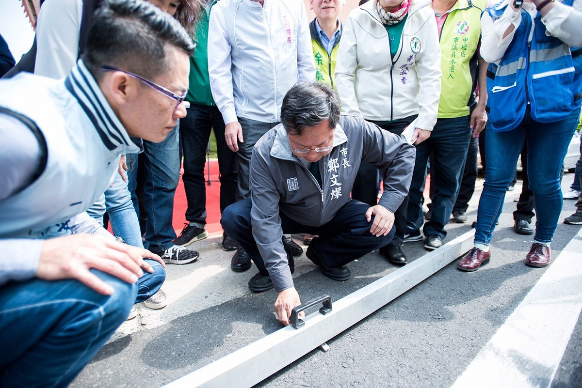 桃園路平專案施作路段改善後IRI值（國際糙度指標）為2.29，道路全面鋪設10cm厚度瀝青混凝土，能有效延長使用年限。 圖:桃園市政府/提供