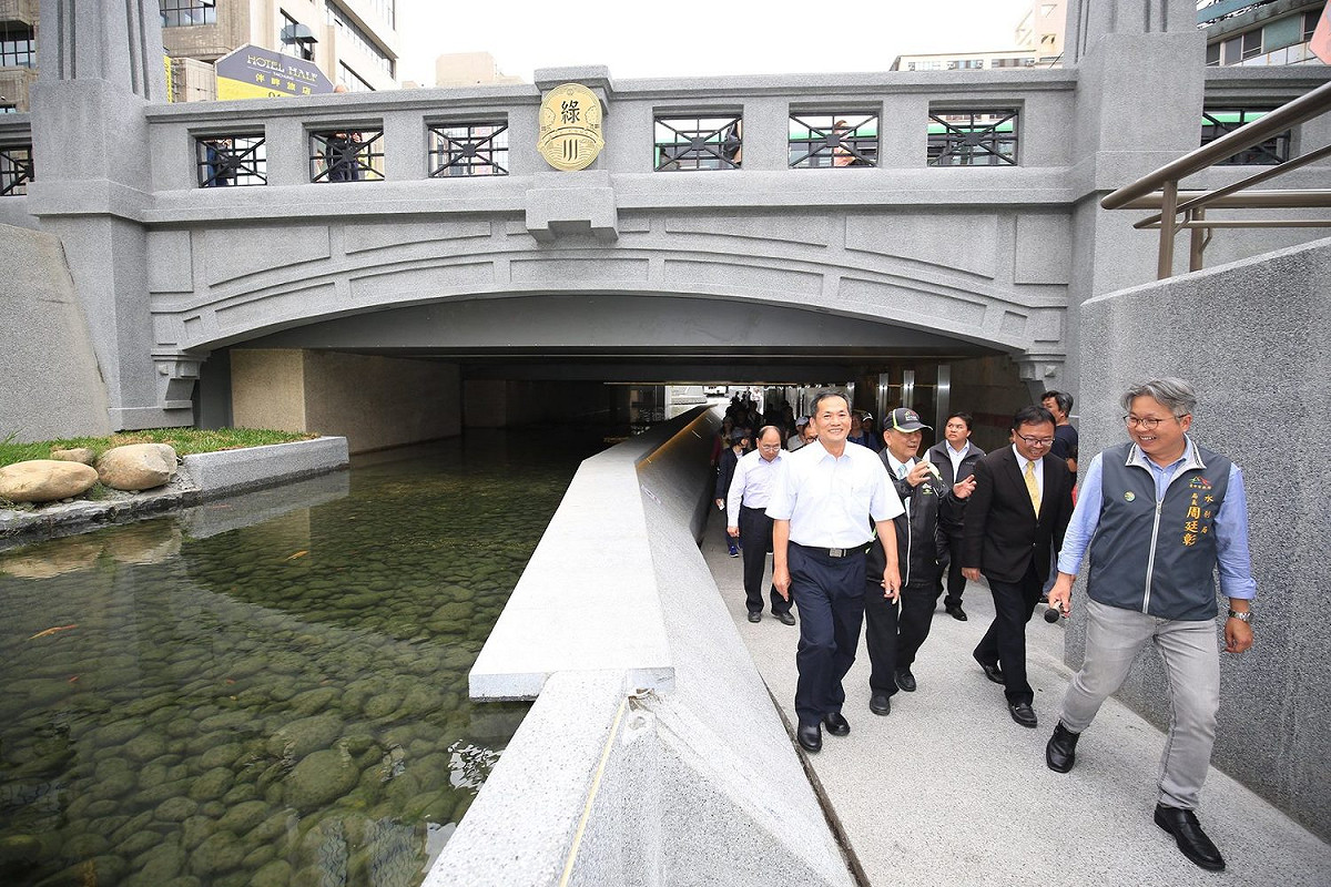 立法院內政委員會召委洪宗熠在營建署副署長吳宏碩及台中市副市長林陵三、水利局長周廷彰等人的陪同下，考察台中汙水下水道建設並參觀綠川。 圖:台中市政府提供
