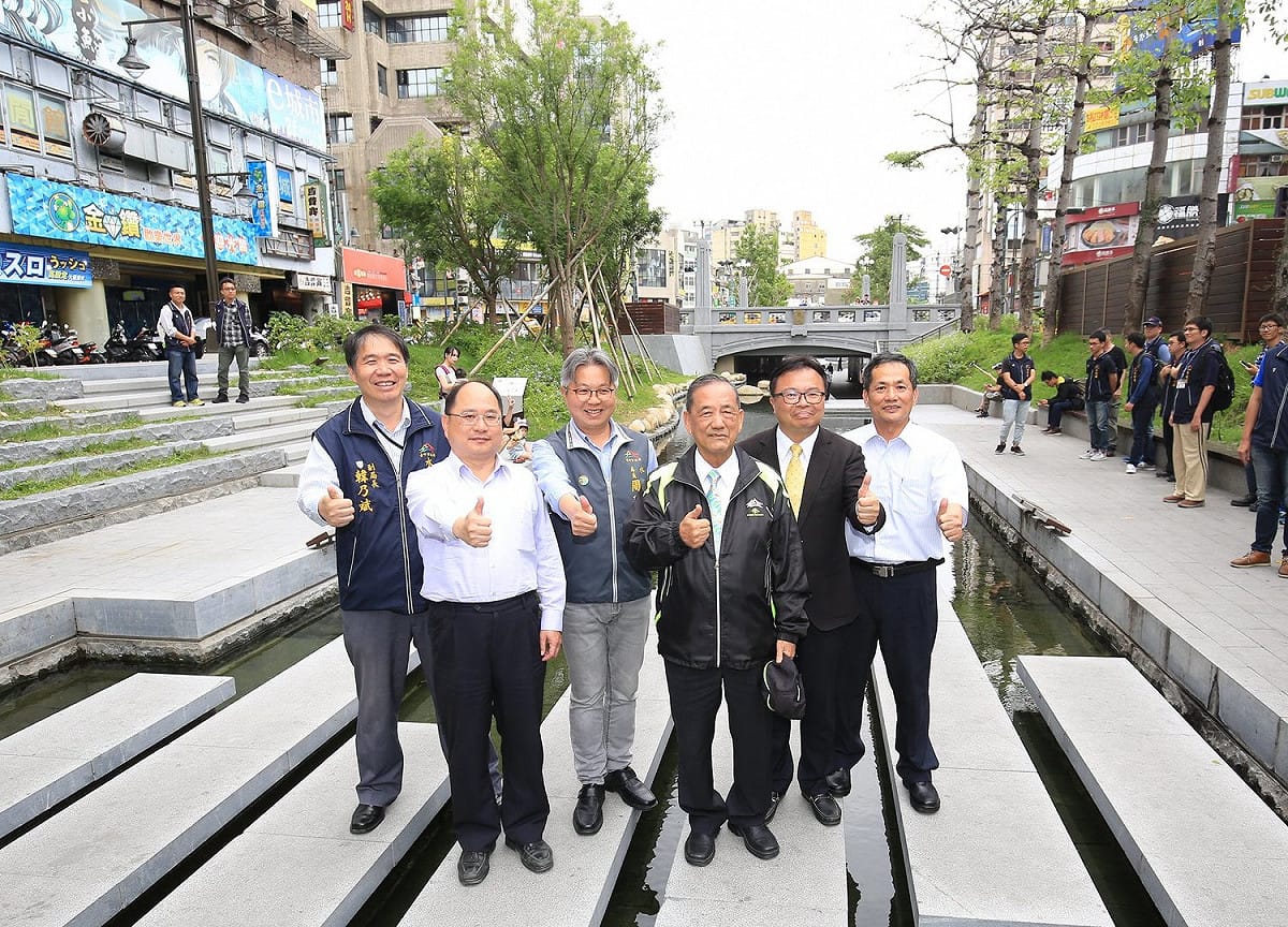 立法院內政委員會召委洪宗熠在營建署副署長吳宏碩及台中市副市長林陵三、水利局長周廷彰等人的陪同下，考察台中汙水下水道建設並參觀綠川。林陵三表示，台中市汙水下水道部分經費由營建署補助，因此立法院內政委員會及營建署今天特地前來了解施工狀況，對於綠川的整治狀況非常滿意。 圖:台中市政府提供