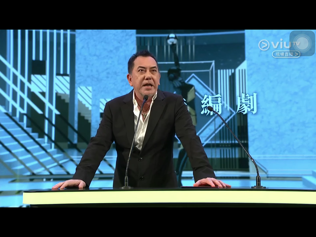 黃秋生表示，今年跟往年有所不同，自創的演詞都要先交大會過目，因為今年多了手語，需先作準備，「大會更沒有對我的講詞有任何意見」。他指出，「意想不到的是，播出後市民的反應及各方的報導，竟將原意完全扭曲，這是我始料不及的」。 圖：翻攝自Youtube