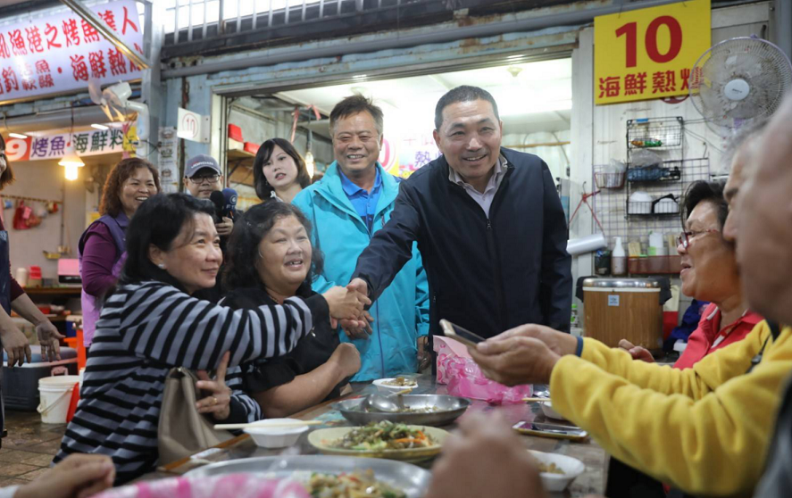 侯友宜與到萬里吃海鮮的民眾熱情問好。 圖:侯友宜競選辦公室/提供