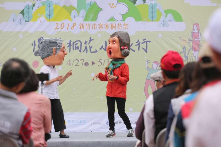去年(106)廣受好評的「新竹市客家桐花祭 漫遊桐花小旅行」再登場，今年於4月27日至5月13日期間登場，辦理「古蹟人文桐花巴士行」、「茄苳梯田桐花單車行」、「鹽港溪河畔桐花單車行」等三條路線，共9梯次，共計210個名額。 圖 ：新竹市政府提供