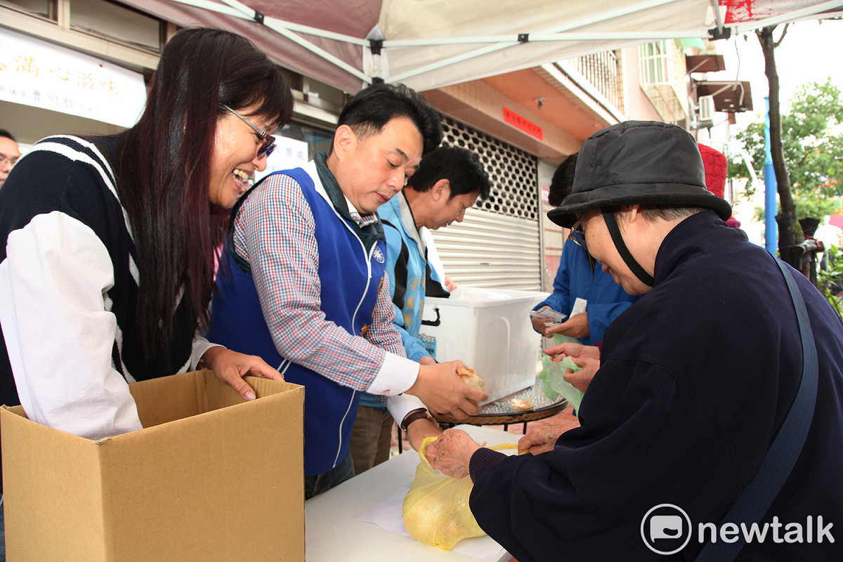 桃市議員魯明哲向南部小農購買3千多顆洋蔥，民眾憑未過期發票就能免費換洋蔥，收集到的發票還會捐給社福機購。 圖: 林昀真/攝
