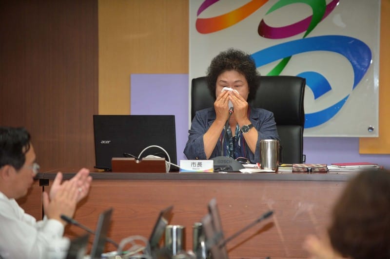 高雄市長陳菊17日主持最後一次市政會議，她感謝團隊支持協助，對於將揮別高雄市，陳菊內心充滿不捨，數度哽咽落淚。 圖：中央社