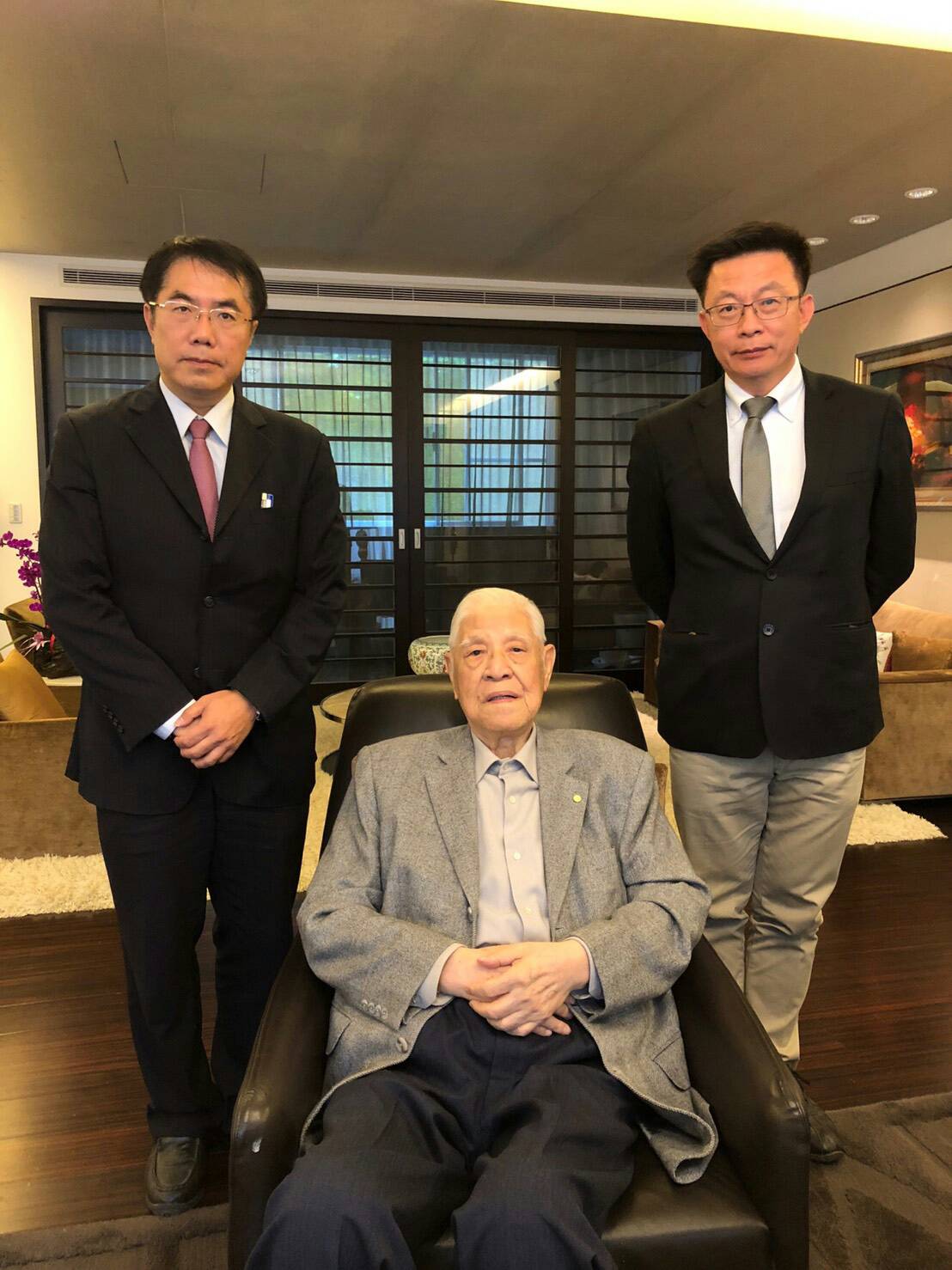 民進黨市長參選人黃偉哲在前勞動部政次郭國文的陪同下，拜會前總統李登輝。 圖：黃偉哲/提供