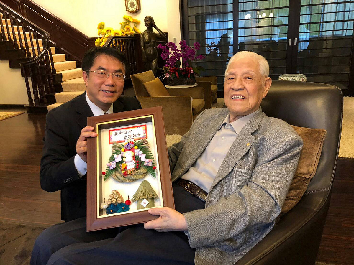 民進黨市長參選人黃偉哲在前勞動部政次郭國文的陪同下，拜會前總統李登輝。 圖：黃偉哲/提供