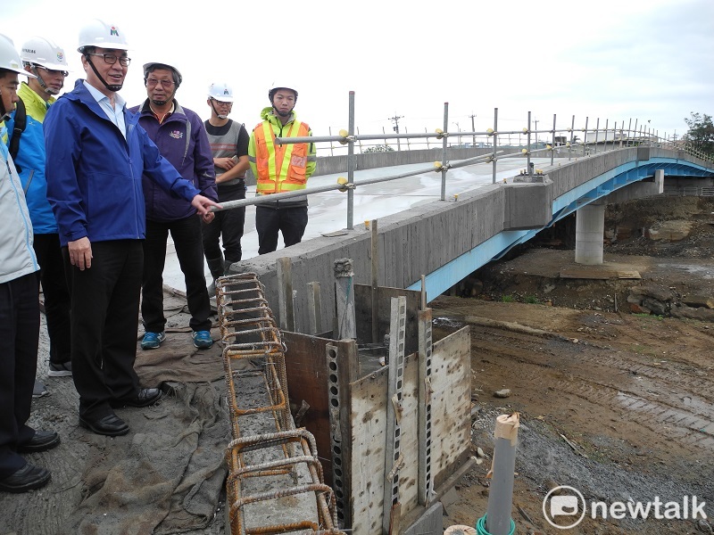 李四川視察金山區磺溪橋復建工程，確認5月底前能完工通車。 圖：王峻昌/攝