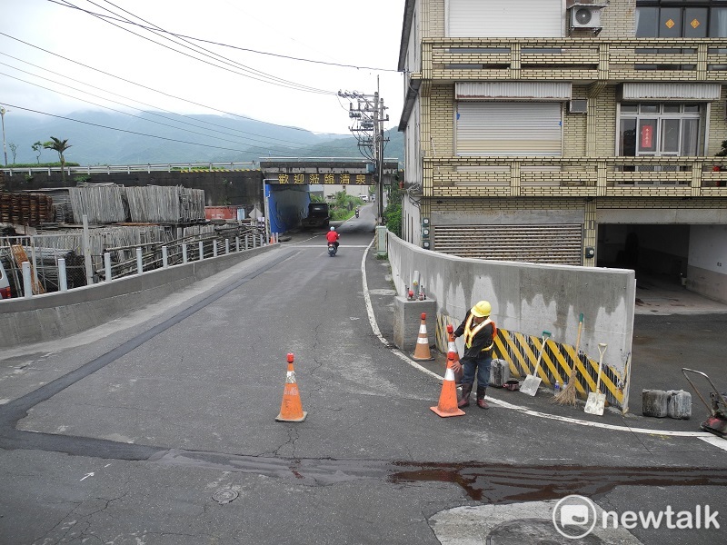 金山區磺溪橋復建工程即將完工通車，也改善橋端「路沖」民宅的問題。 圖：王峻昌/攝