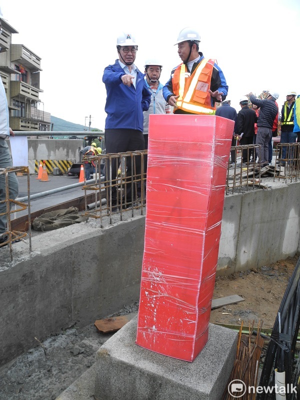 金山區磺溪橋復建工程保存橋頭一座當地的古碑。 圖：王峻昌/攝