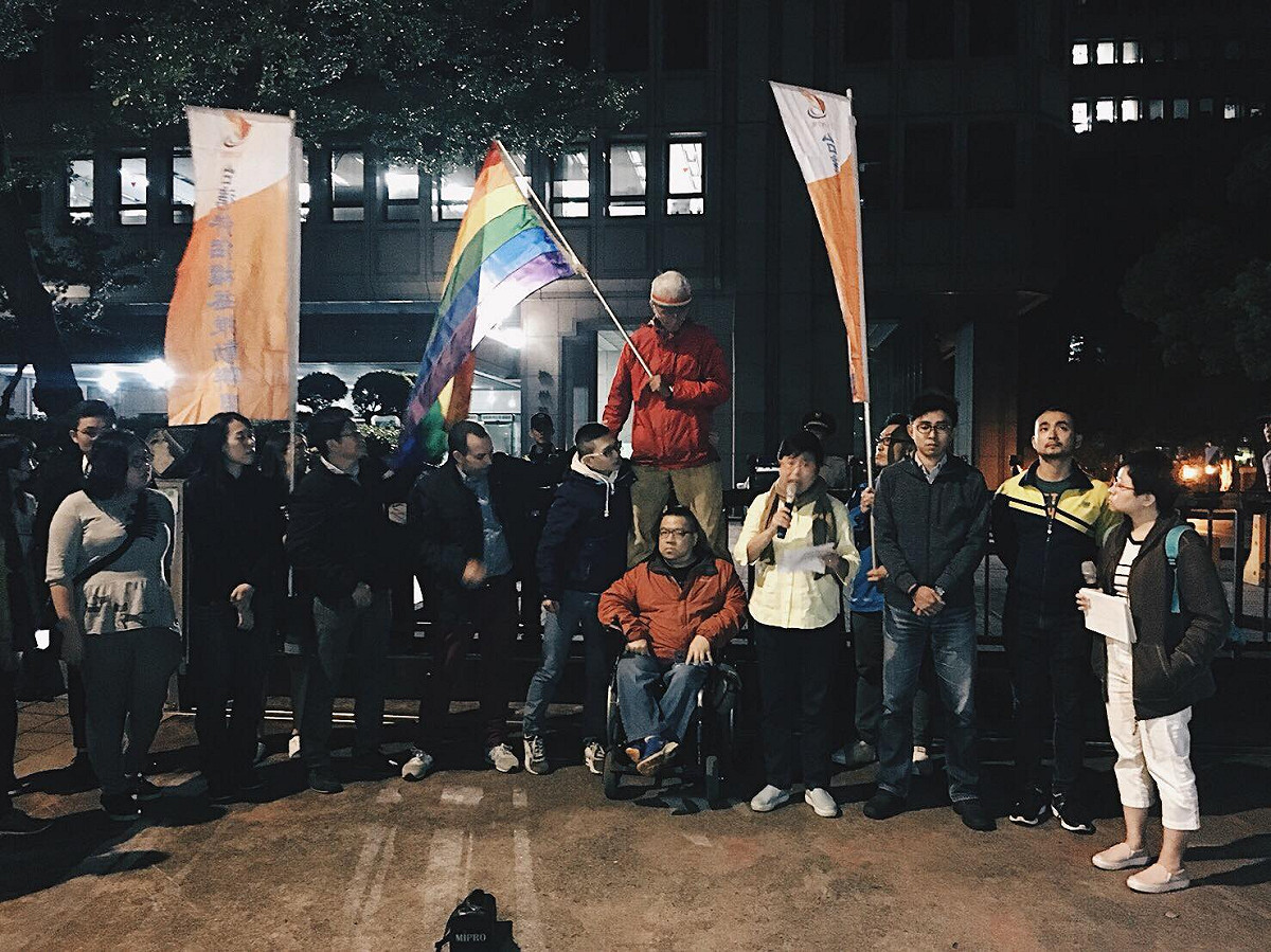 中央選舉委員會今（17）日傍晚通過三個反同公投，台灣伴侶權益推動聯盟隨後在晚間9點緊急動員近百人於中選會前抗議。 圖：伴侶盟提供