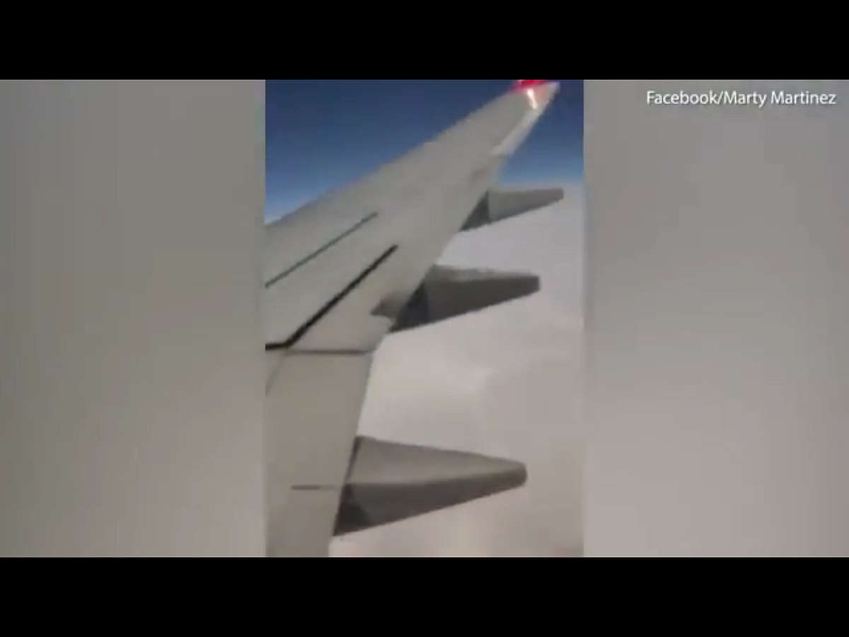 這起事故也造成機身和至少一扇窗戶受損。機上共有143名乘客和5名機組人員，圖為旅客Marty Martinez從飛機窗戶往外拍到的機翼畫面。 圖：翻攝自Marty Martinez臉書