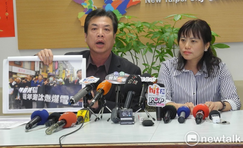 新北市環保局長劉和然出示環保署副署長詹順貴當年參加反燃煤電廠遊行的照片，質疑「當年的環保鬥士詹律師在哪裡？」並質疑環評主席竟淪為台電發言人。 圖：王峻昌/攝