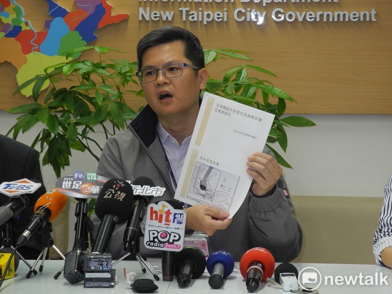 新北市環保局簡任技正孫忠偉出示徹夜整理的資料，痛陳對詹順貴批評他「強詞奪理」、「說謊」感到心寒。 圖：王峻昌/攝