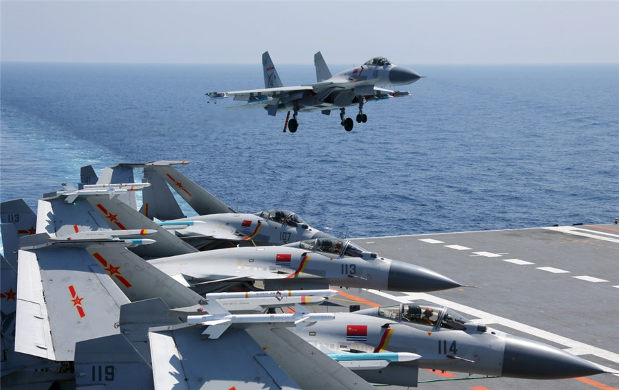 殲—15艦載戰鬥機在遼寧艦進行訓練(資料照片)。 圖：翻攝自新華社