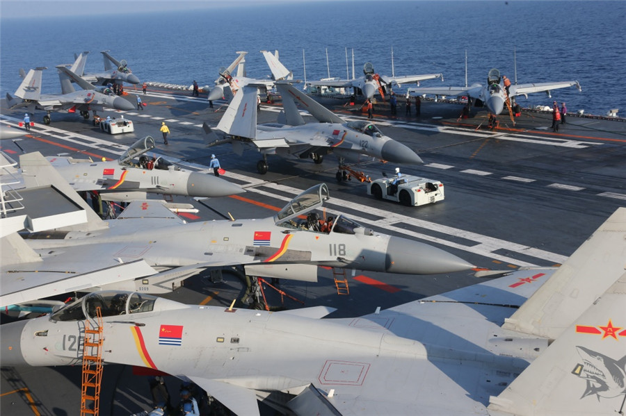 遼寧艦飛行甲板官兵進行艦載機飛行前準備（資料照片）。 圖：翻攝自新華社
